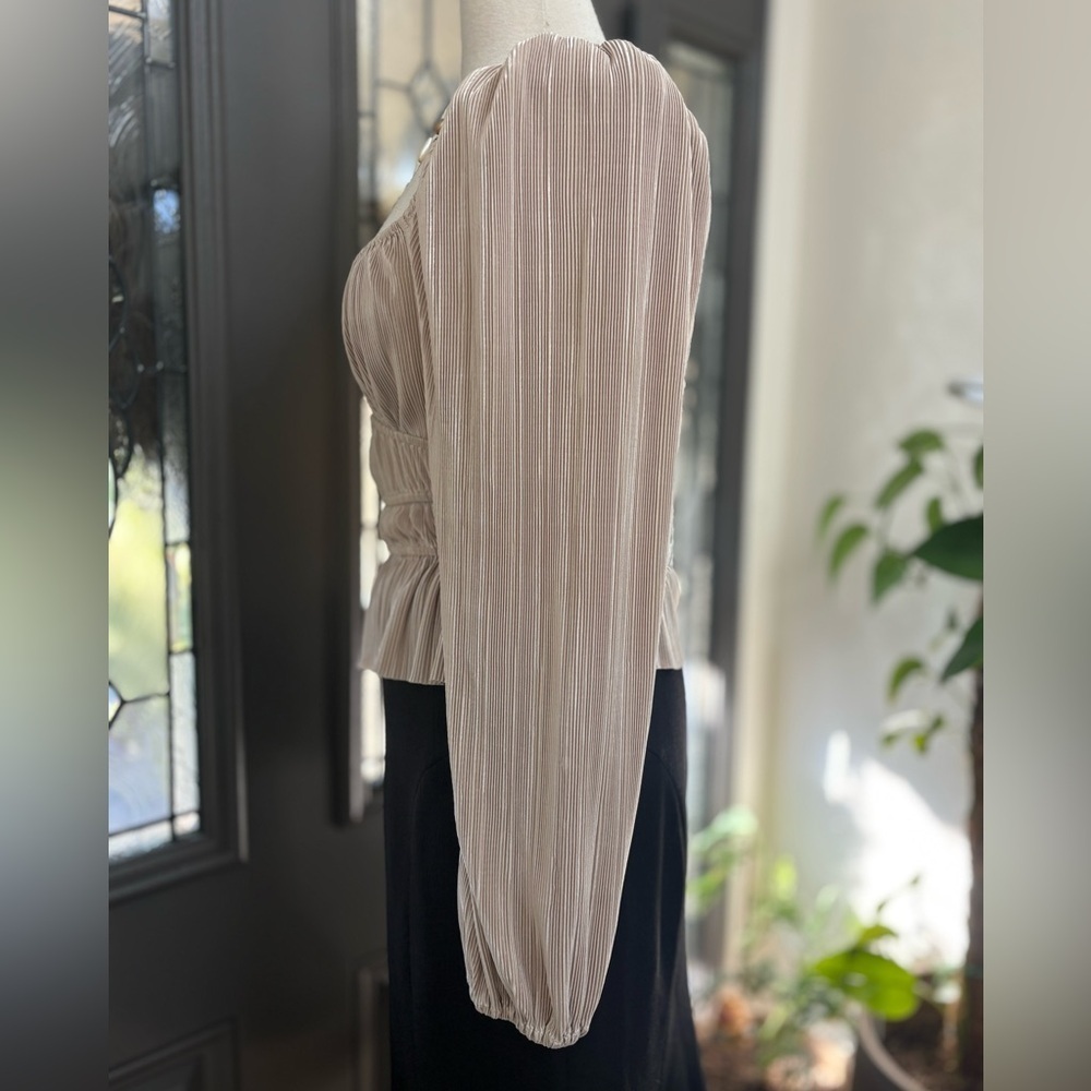 ASTR The Label Ziva Plisse Long Sleeve Pleated Peplum Coquette Blouse | Size M - Picture 7 of 11